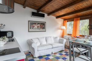 un soggiorno con divano bianco e tavolo di La Finestra sulle Eolie a Reitano