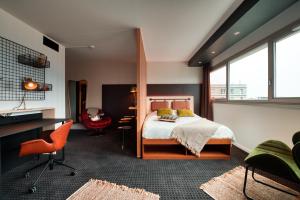 - une chambre avec un lit, un bureau et une chaise dans l'établissement COWOOL GRENOBLE, à Grenoble