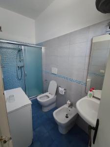 Duca's Home في مارينا بورتو: حمام به مرحاض أبيض ومغسلة