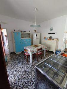 A kitchen or kitchenette at Duca's Home