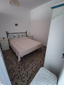 Duca's Home في مارينا بورتو: غرفة نوم صغيرة بها سرير وكرسي