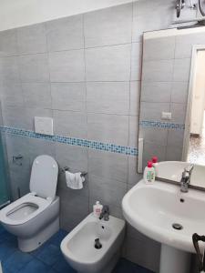 Duca's Home في مارينا بورتو: حمام به مرحاض أبيض ومغسلة