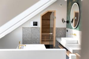 Baño con 2 lavabos y espejo en DAS LORNSEN - Serviced Luxury Apartments en Westerland