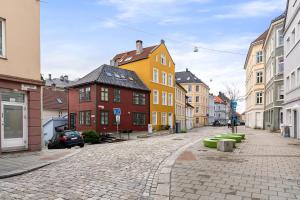 una calle adoquinada en una ciudad con edificios coloridos en Forenom Serviced Apartments Bergen Skottegaten, en Bergen