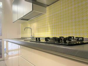 a kitchen with a stove top in a kitchen at Monolocale Central - Pieno centro - Narramondo Villas in Giulianova