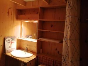 un bagno con lavandino e specchio di Maison vue Montagne avec jardin a Oz