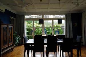 TV a/nebo společenská místnost v ubytování Raaga Samudra Villa