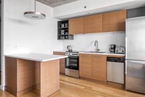 A cozinha ou cozinha compacta de Luxury Fort Point 1BR w WD Gym BOS-488