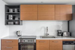 Cuisine ou kitchenette dans l'établissement Luxury Fort Point 1BR w WD Gym BOS-488