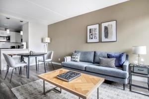 Χώρος καθιστικού στο Brookline 1br w gym nr Brookline Village T BOS-852