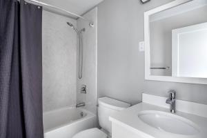 Ένα μπάνιο στο Brookline 1br w gym nr Brookline Village T BOS-852 +14 φωτογραφίες