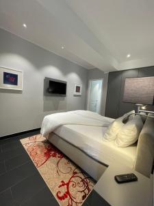 Ein Bett oder Betten in einem Zimmer der Unterkunft Batschari Palais Baden-Baden