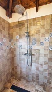 y baño con ducha con cabezal de ducha. en 2-TUUL ETXEA, Habitación doble a 8 km de Bilbao, Baño compartido, en Galdakao