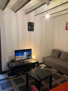 アラウリン・エル・グランデにあるVilla Calle Montecilloのリビングルーム(ソファ、薄型テレビ付)