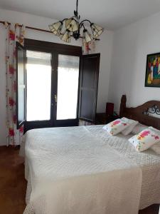 a bedroom with two beds and a window at Apartamento Casa Valero in Rubielos de Mora