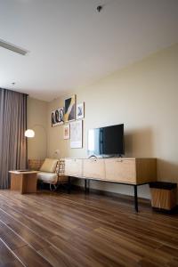 A television and/or entertainment centre at Sline Hotel and Apartment