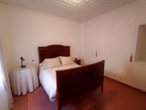 a bedroom with a bed and a chair and a table at Acogedora casa de pueblo en Beniarbeig - Alicante Alma in Beniarbeig