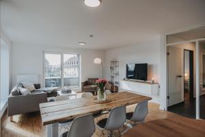 sala de estar con mesa de madera y sillas en Penthousewohnung Bockhorn, en Bockhorn