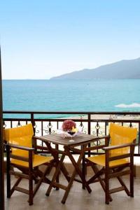 a table and chairs on a balcony with a view of the ocean at Villa Le Chocolate in Vrasná