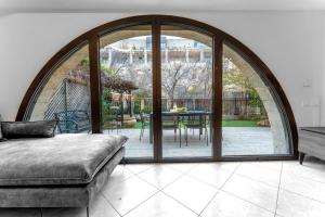 Habitación con una gran puerta de cristal y una mesa al aire libre. en Holysuite David's Village en Jerusalén