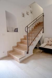 een trap in een woonkamer met een bank bij A Casa di Sonia in Siracusa