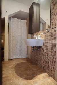 een badkamer met een wastafel en een douche bij A Casa di Sonia in Siracusa
