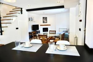 comedor y sala de estar con mesa y sillas en Casa El Acebal en Llanes