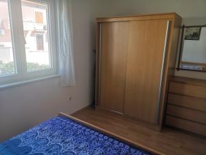 سرير أو أسرّة في غرفة في Apartment Vjera Ližnjan
