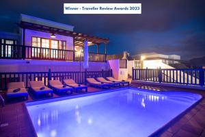 basen na balkonie w nocy w obiekcie Villa Vista Rey - 6 Bedroom - Heated Pool - Amazing Views - Pool Table - Vista Lobos - Playa Blanca w mieście Playa Blanca