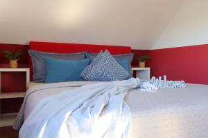 a bedroom with a bed with blue and red walls at Ferienwohnung Neuwerk in Dorum-Neufeld