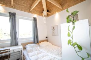 a bedroom with a bed and a window at Ferienwohnungen Fehmarn mit Parkplatz in Petersdorf in Fehmarn