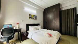 Tempat tidur dalam kamar di BluO 1BHK Medanta Medicity, Kitchen, Balcony, Lift