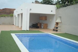 聖多美的住宿－Holiday Home in São Tomé，庭院中带游泳池的房子