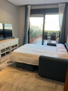 Posteľ alebo postele v izbe v ubytovaní Ático primera línea de playa.