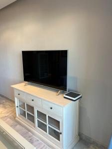 Televízia a/alebo spoločenská miestnosť v ubytovaní Ático primera línea de playa.
