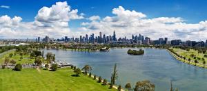 Una vista de la ciudad desde un parque con una gran masa de agua. en Sunset Beach Paradise St Kilda, en Melbourne