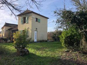 una pequeña casa en medio de un patio en Charmant gîte en Périgord vert, en Douchapt