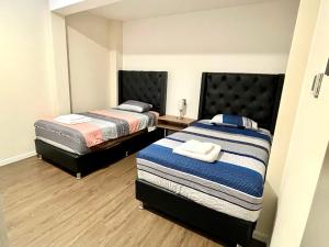 twee bedden in een kleine kamer met bij Brand-new 2 bedroom apartment Sopocachi in La Paz