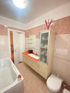 uma casa de banho com uma banheira, um WC e um lavatório. em Casa VACANZA CHIARINA em San Benedetto del Tronto