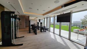 Fitness centrum a/nebo fitness zařízení v ubytování STAY BY LATINEM Luxury 1BR Holiday Home CVR B204 near Burj Khalifa