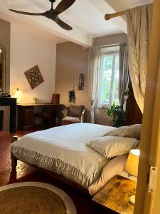 A bed or beds in a room at Domaine La Belle Dame sans Regrets