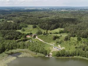 uma vista aérea de uma casa numa colina ao lado de um lago em Siedlisko13 em Mrągowo