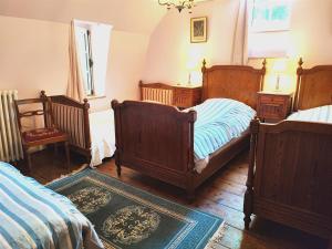 Sassetot-le-MauconduitにあるDomaine du Château de Briquedallesのベッドルーム1室(ベッド2台、椅子2脚付)