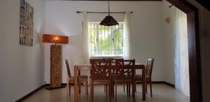 d'une salle à manger avec une table, des chaises et une fenêtre. dans l'établissement Casa JEM, à Albion