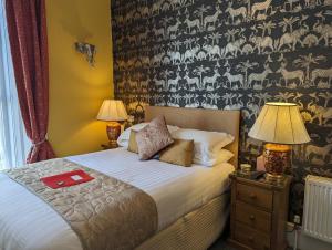 Un dormitorio con una cama con un libro rojo. en Abingdon House, en Torquay