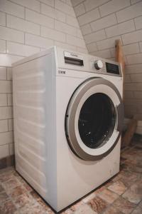 una lavadora blanca en una habitación en New and cosy apartment on a farm, en Kungsbacka