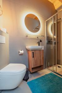 La salle de bains est pourvue de toilettes, d'un lavabo et d'une douche. dans l'établissement Ferienwohnungen Fehmarn mit Parkplatz in Petersdorf, à Fehmarn