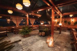 Reštaurácia alebo iné gastronomické zariadenie v ubytovaní Srebrny Bucznik Wellness & Restaurant