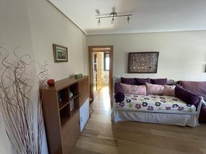 um quarto com uma cama e uma cómoda em Amplio apartamento con Garaje em Suances