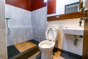 uma casa de banho com um WC e um lavatório em RedDoorz near Kebon Jeruk Jakarta em Jakarta